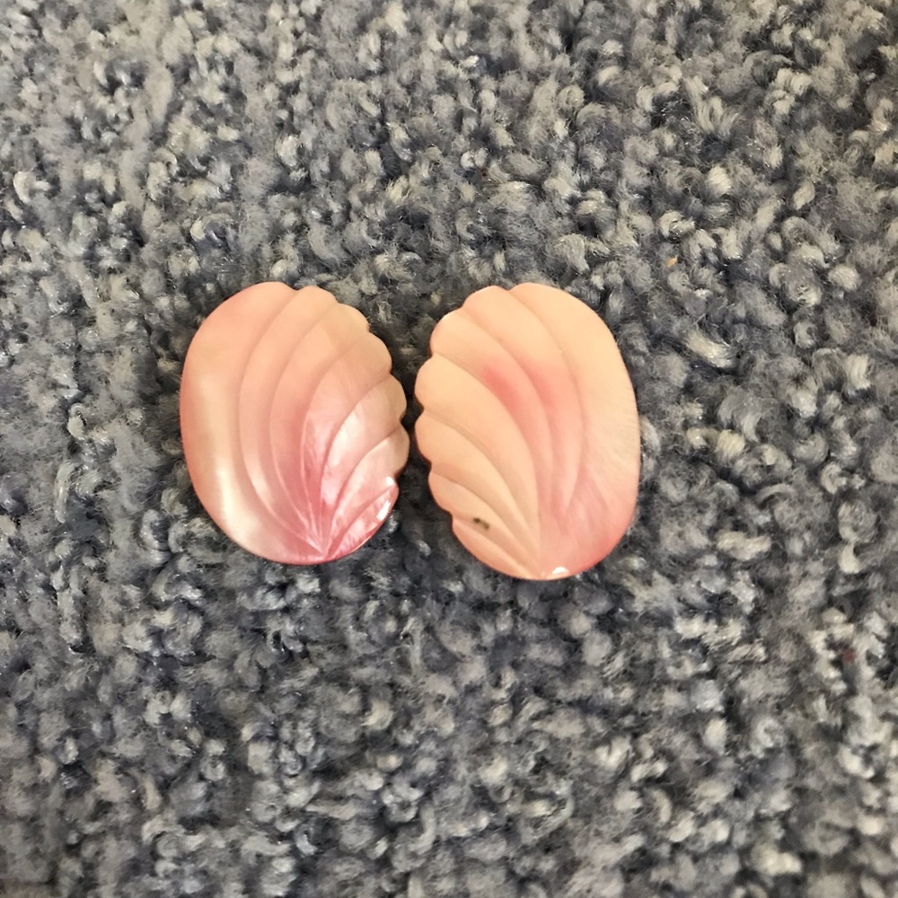 Vintage 60’s pink feather clip on earrings.